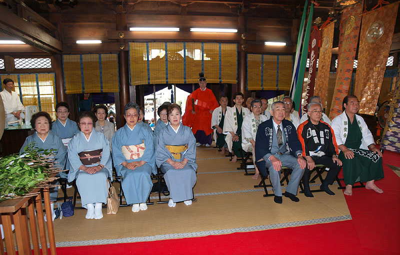 拝殿に参集した敬神婦人会・宮附・宮頭・弥生会幹部の方々と中川宮司 2008.5.4