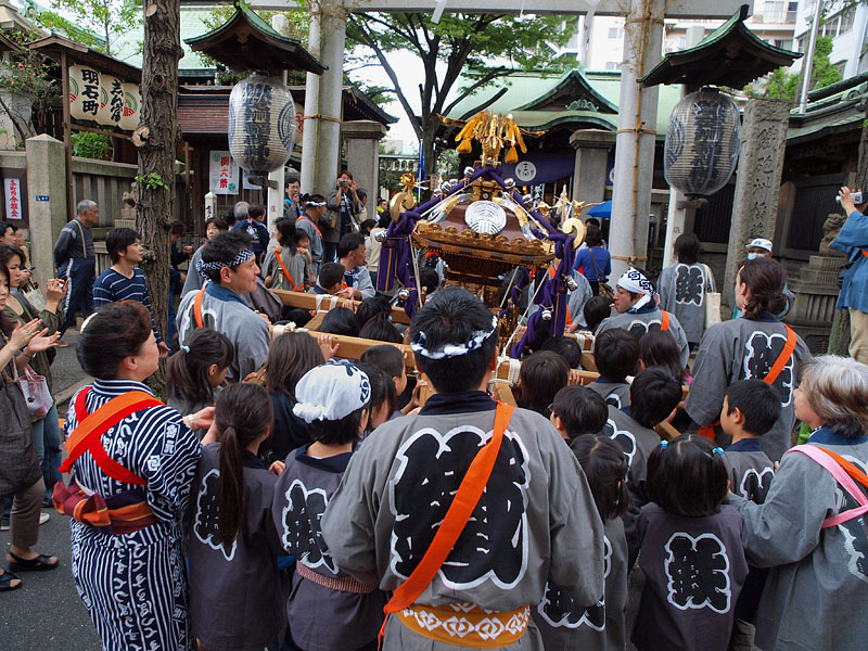 宮入する宮元子供中神輿