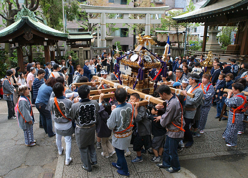 神社を出発する宮元子供中神輿
