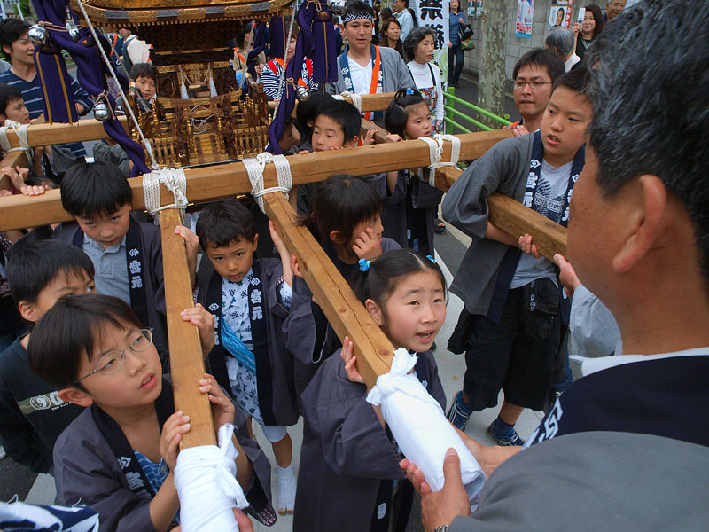 宮元中神輿を担ぐ子供たち