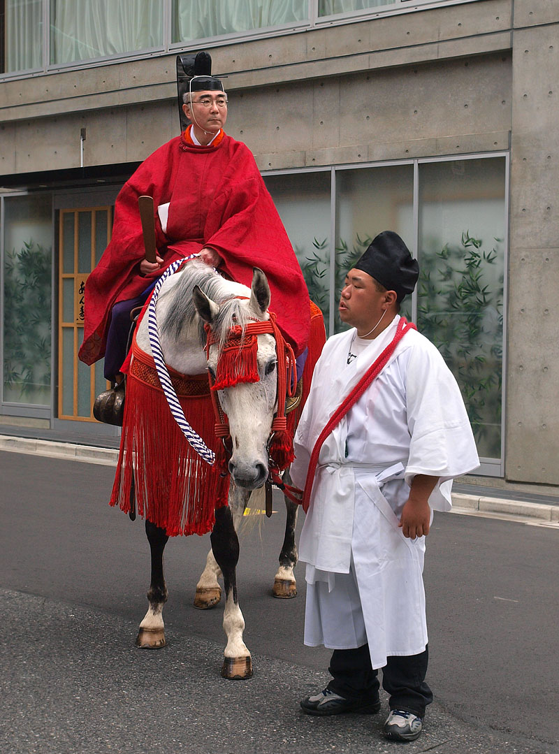 馬上の中川文隆宮司