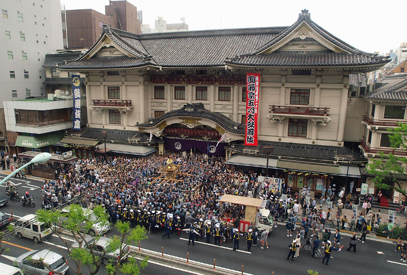 歌舞伎座と宮元大神輿