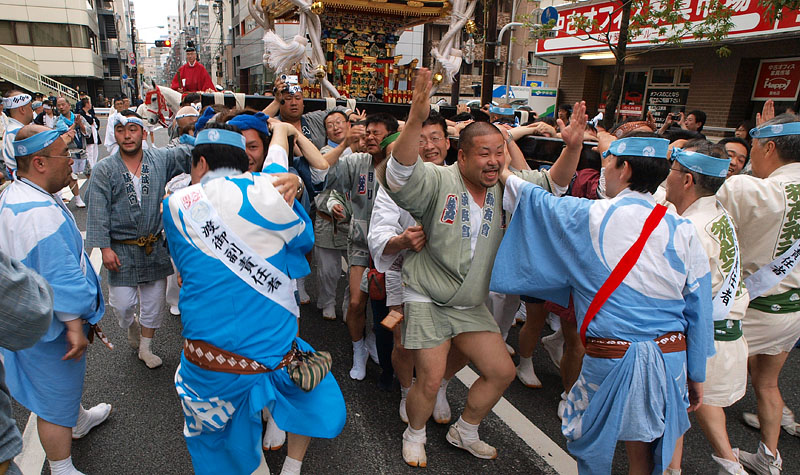 神輿渡御を楽しむ人たち/入船三丁目