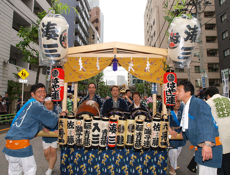 御本社神輿を先導するお囃子
