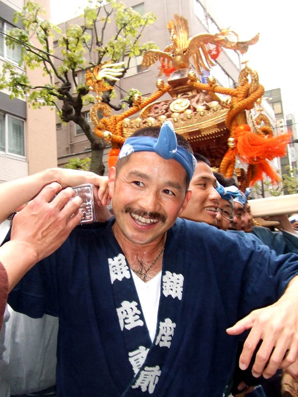 銀座二丁目東神輿の棒鼻を担ぐ新尺俊勝さん/鐵砲洲祭 2008.5.5