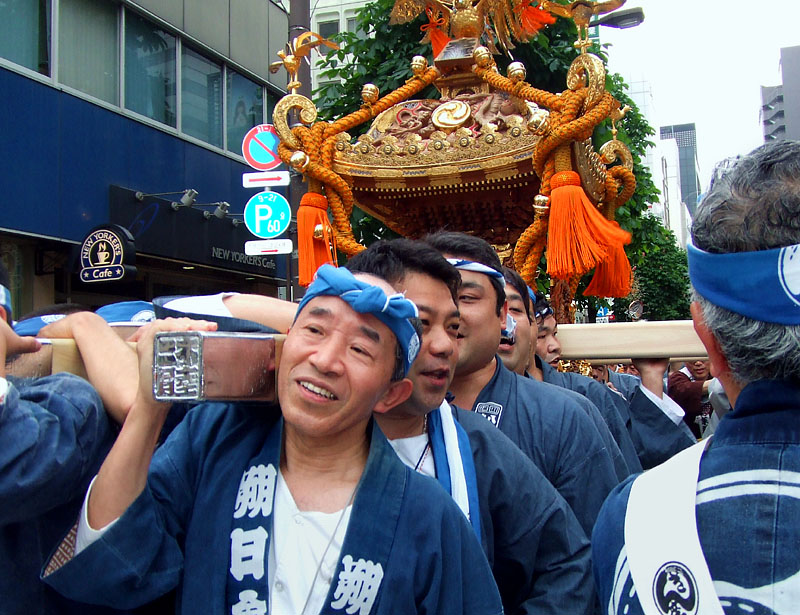 銀座二丁目東神輿の棒鼻を担ぐ三木さん/鐵砲洲祭 2008.5.5