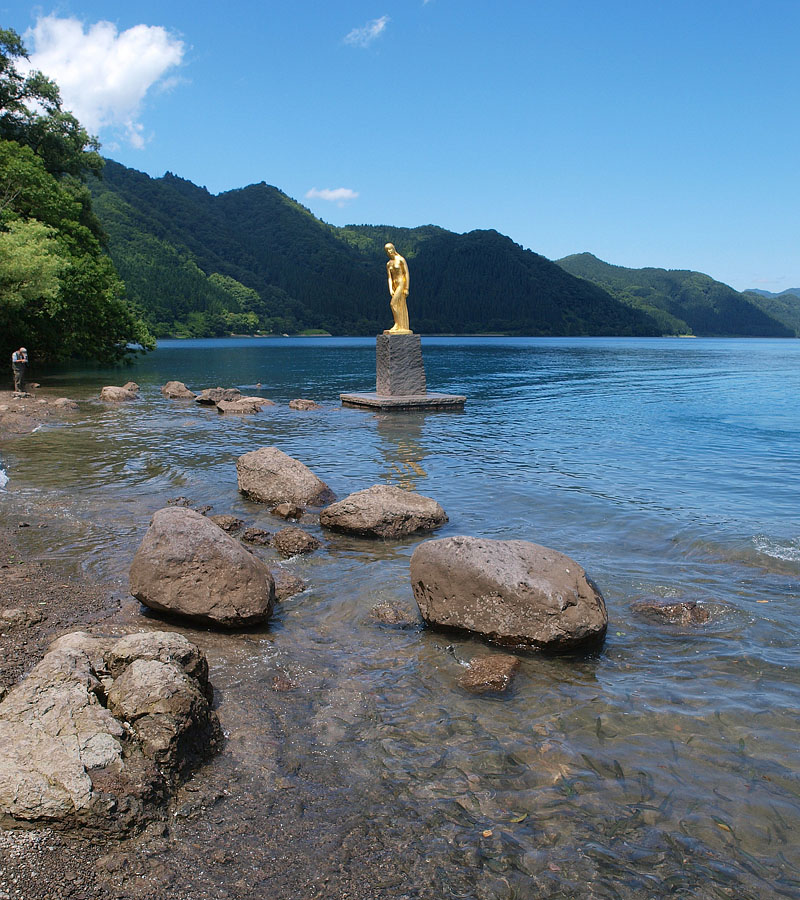 田沢湖に立つ辰子像（舟越保武作）