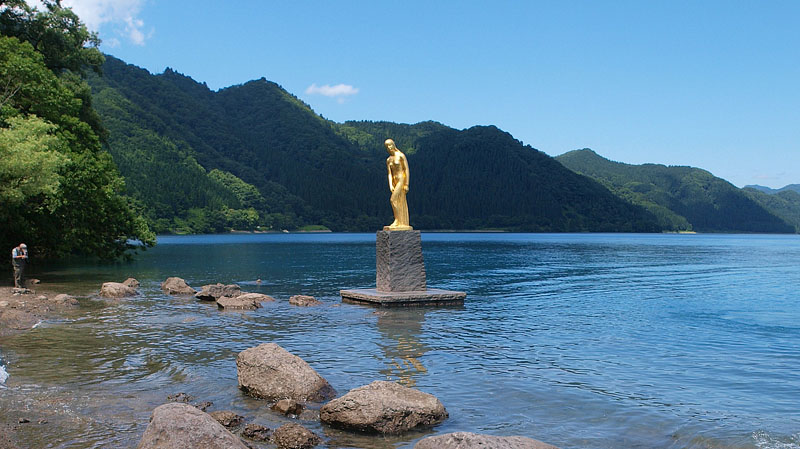 田沢湖のブロンズ像