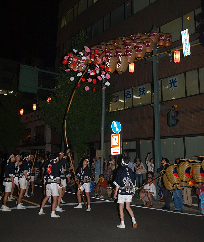 ワイヤーに絡んだ竿燈