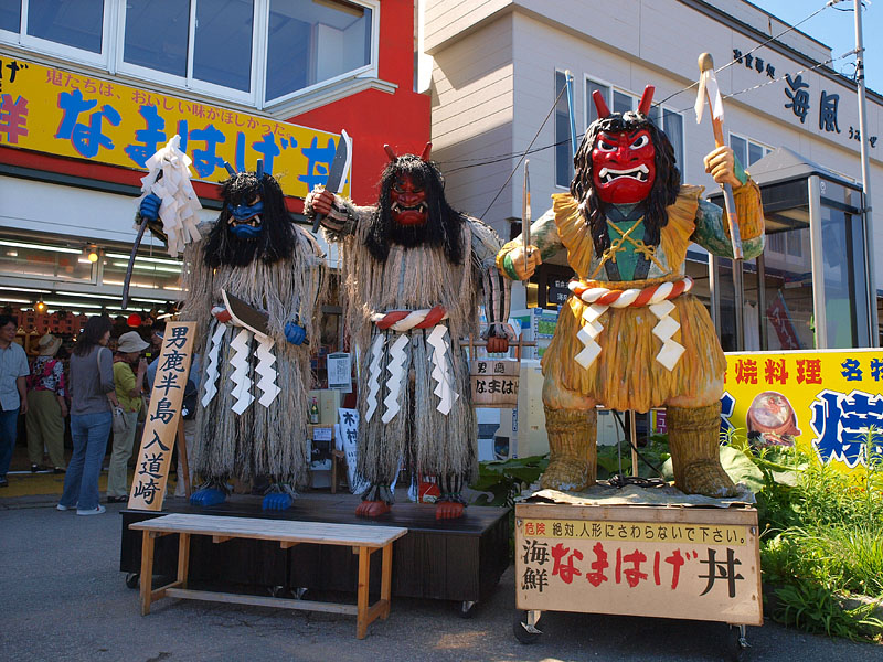 「なまはげ」が並ぶ土産店