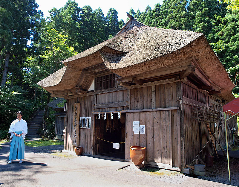 新山神社参道入口にある男鹿真山伝承館
