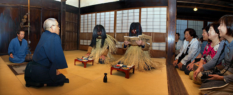 なまはげ問答を楽しむ観客たち