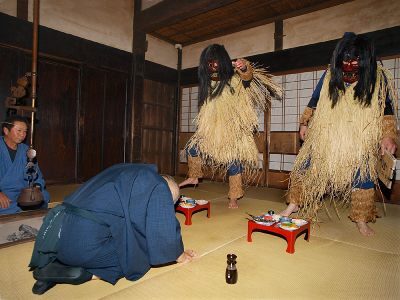 裸足のなまはげが四股を踏んで登場!