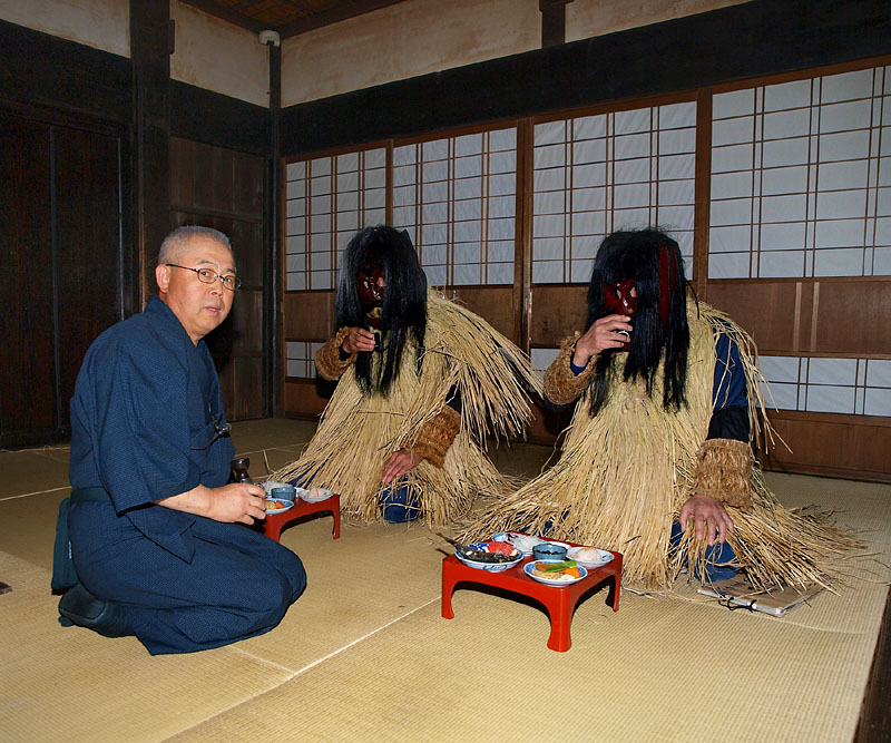 なまはげを接待する主人