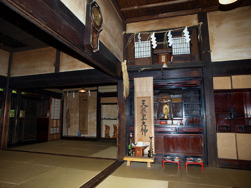 床の間・仏壇・神棚を持つ男鹿地方の典型的な曲家民家