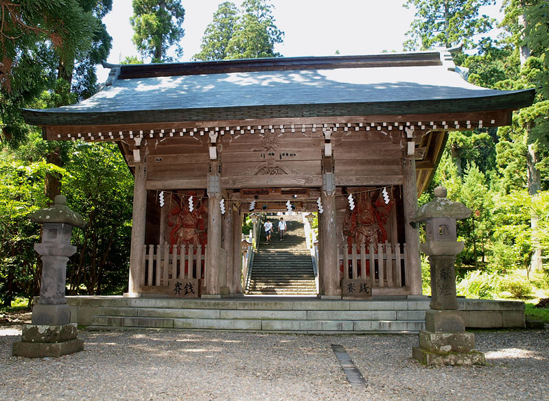 男鹿真山神社の仁王門
