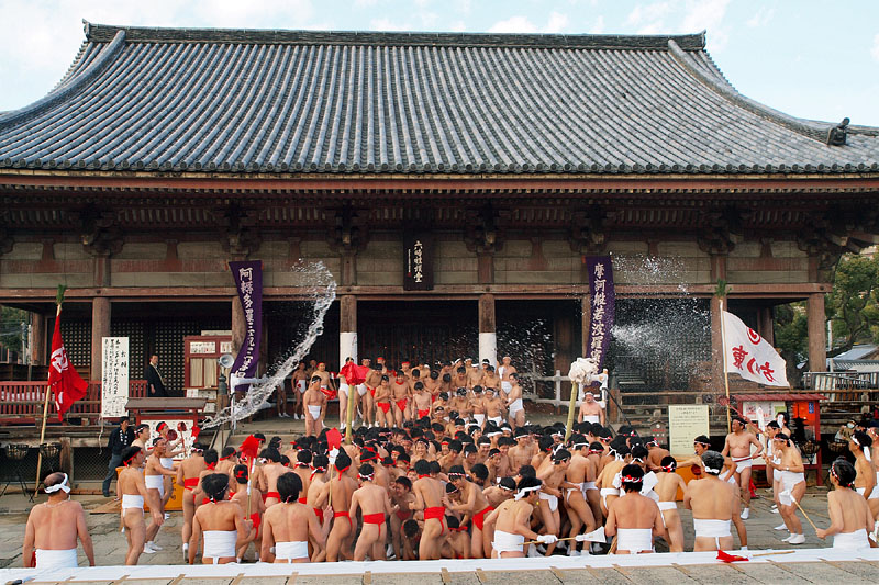 六時堂で水の洗礼/前半の争奪戦