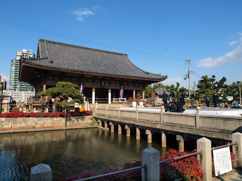 中心伽藍の北に位置する亀ノ池(西側)・六時堂(中央)・石舞台(報道席)