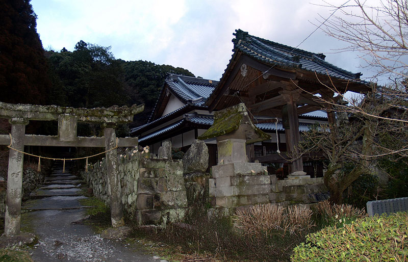 岩戸寺本堂と石鳥居