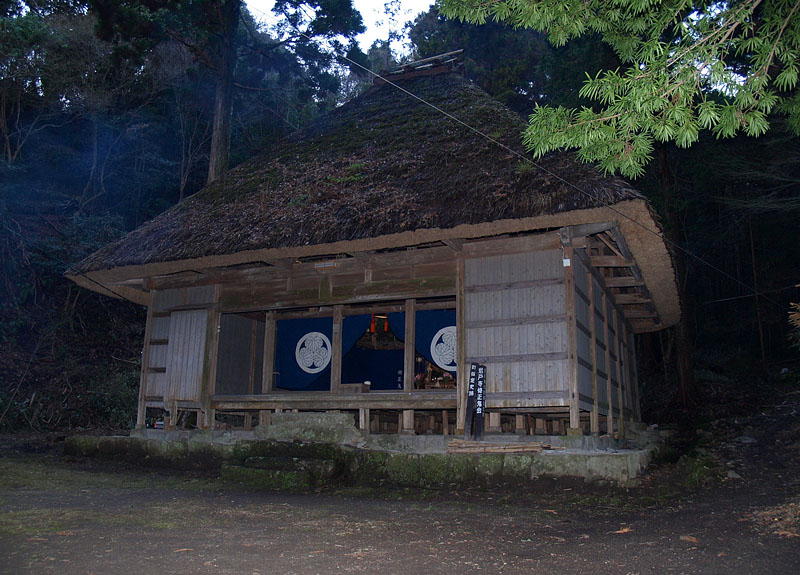 参道奥の岩戸寺講堂