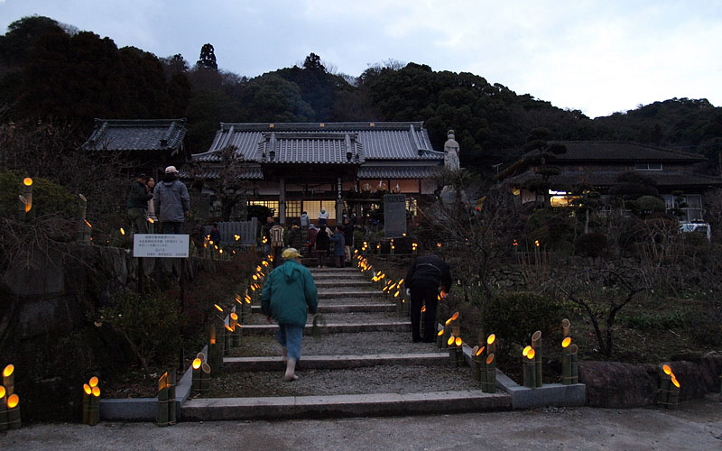 竹筒の灯明に火が入った岩戸寺本堂