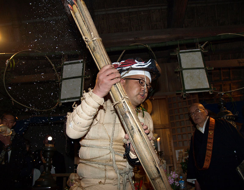 松明で加持する鎮鬼