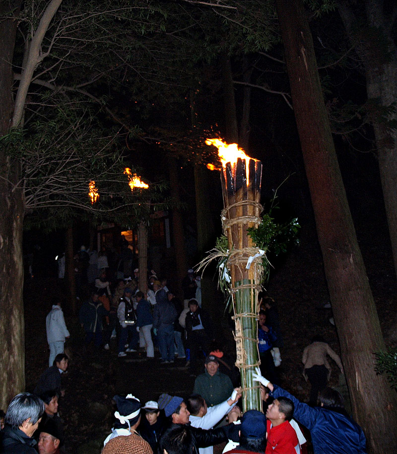 参道に並べられた大松明