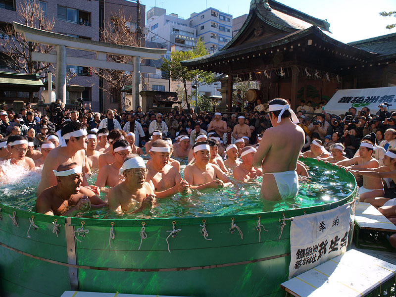 鐵砲洲囃子をバックに寒中水浴　2009.1.11
