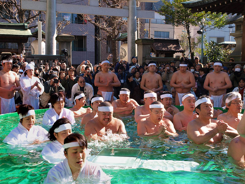 氷柱の水浴