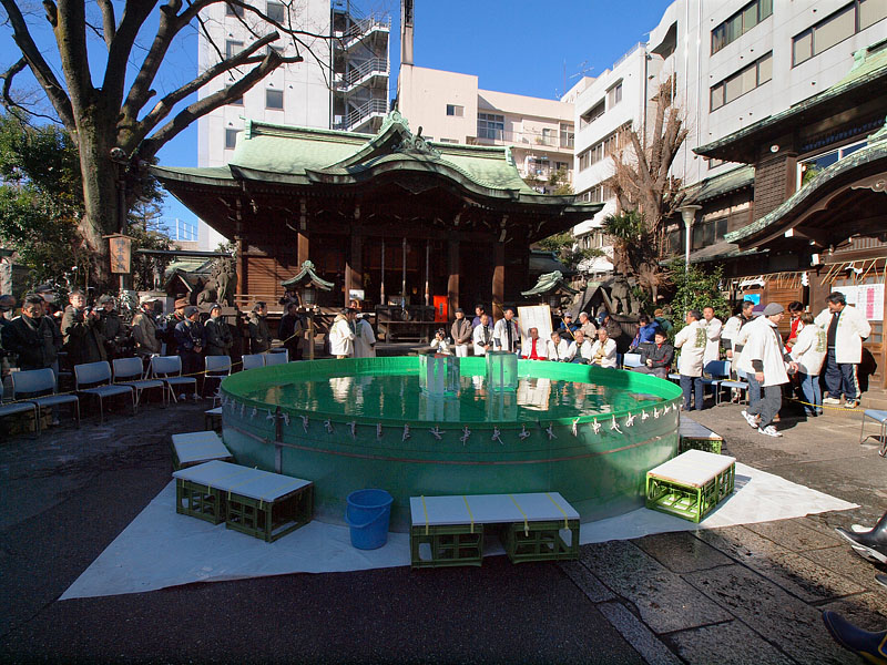 135kgの氷柱2本が立てられた直径10mの円形水槽