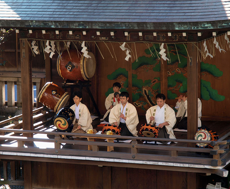 神楽殿で鐵砲洲囃子の演奏