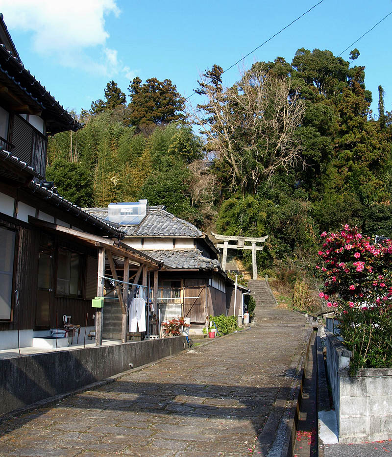 小松神社に至る石畳の参道