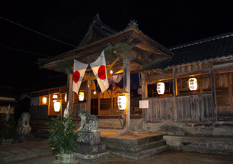 国旗と門松が飾られた小松神社