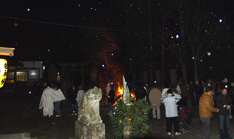 雪が降り始めた元旦の小松神社