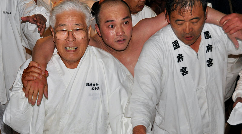 挨拶を終えて寝室に向かう神男