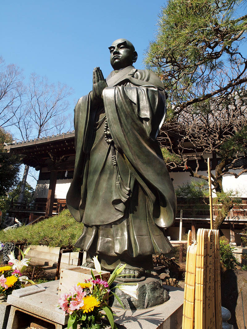 立源寺本堂の前に立つ日蓮大聖人像