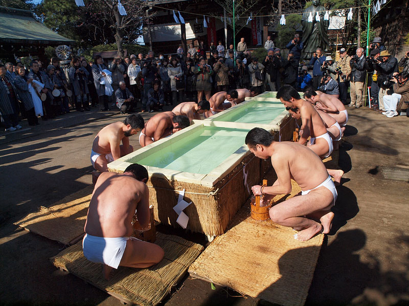 身体に水をかけて水浴の準備
