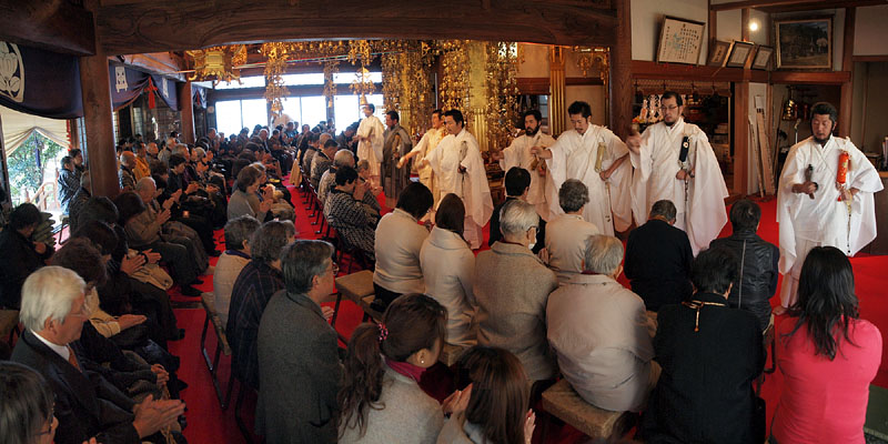信者に向かって加持祈祷する行僧たち