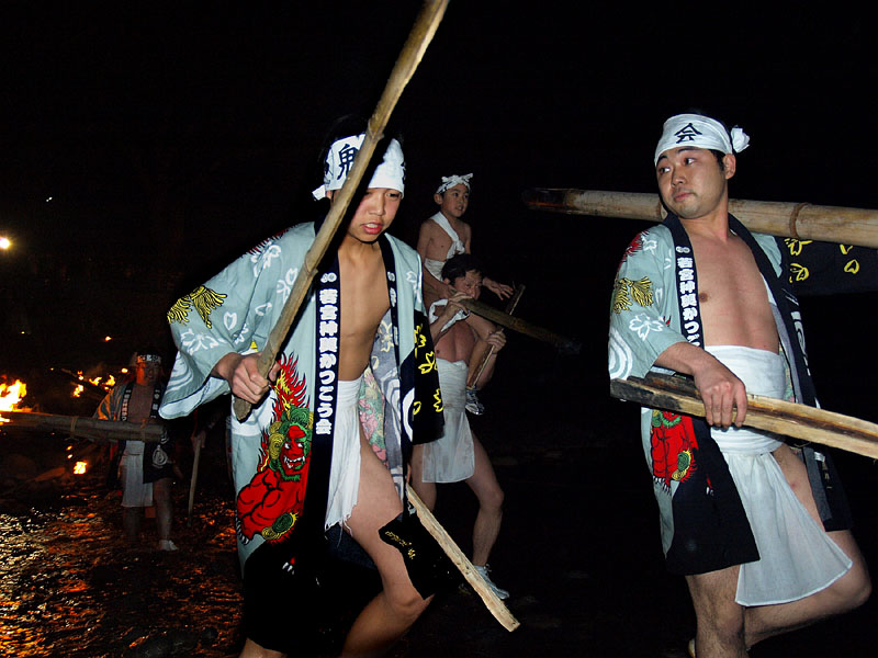 若宮神輿かつごう会の渡河