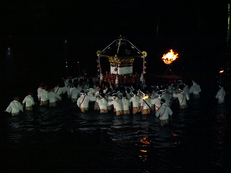 桂川に入った裸神輿
