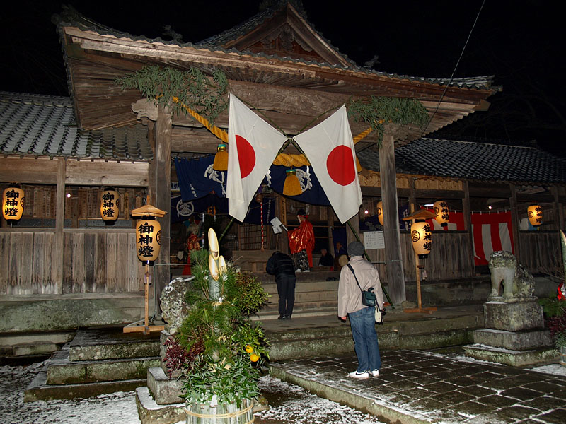 国旗と門松が飾られた小松神社（大分県国東市）　2009.12.31　23:59