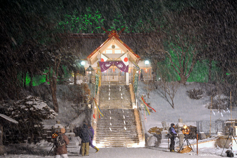 ライトアップされた雪中の佐女川神社（北海道木古内町） 2010.1.14