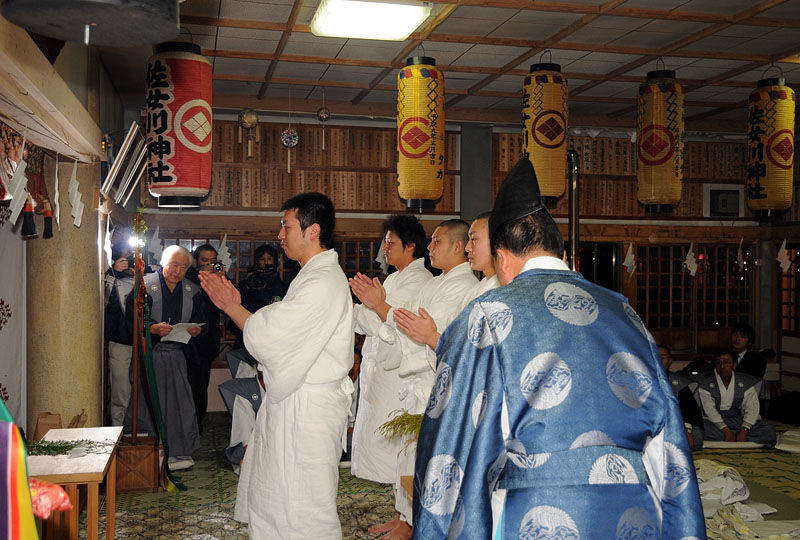 神前で参拝する行修者たち