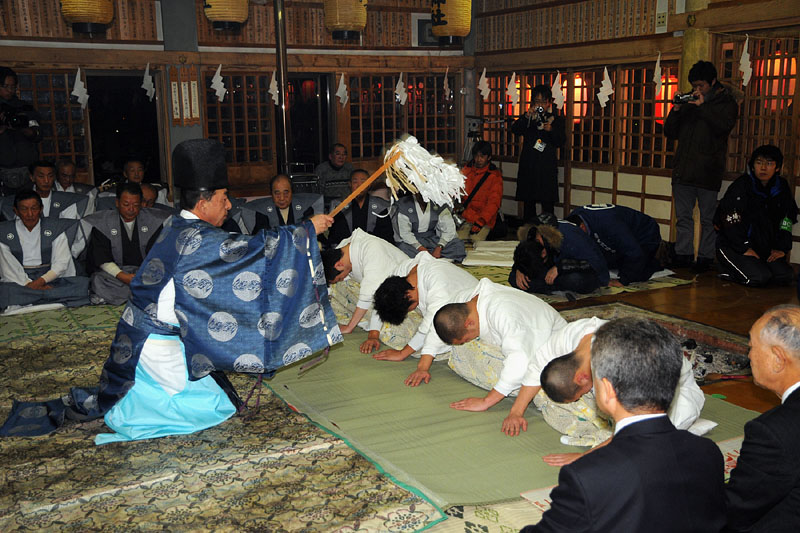野村広章宮司のお祓いを受ける行修者たち