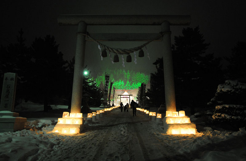 アイスキャンドルが並べられた佐女川神社参道 2010.1.14