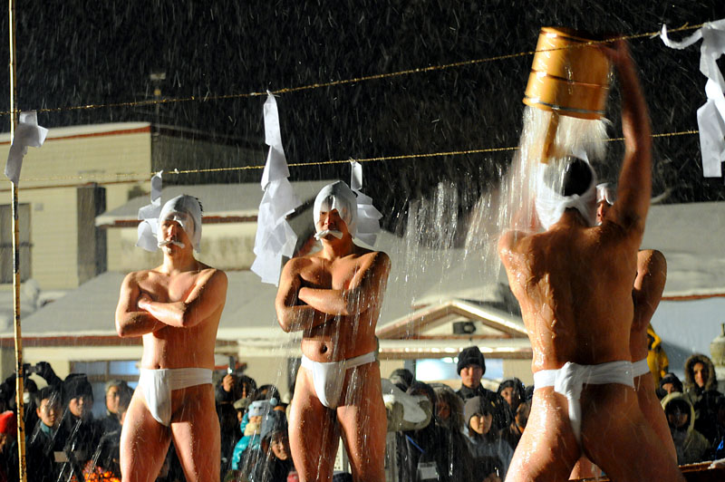 みずから何度も頭から冷水をかぶる山の神
