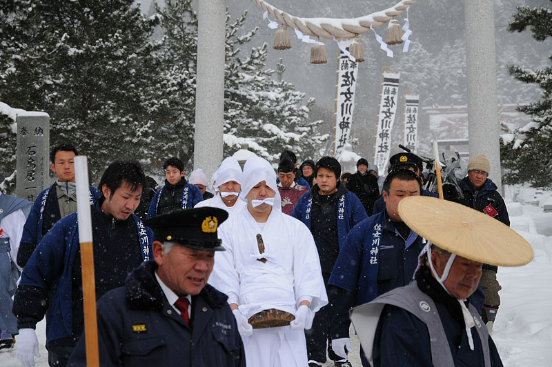 参道の石鳥居を通過するみそぎ行列