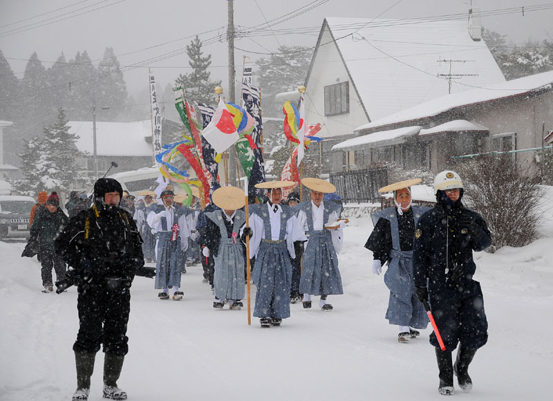 吹雪の中の行列