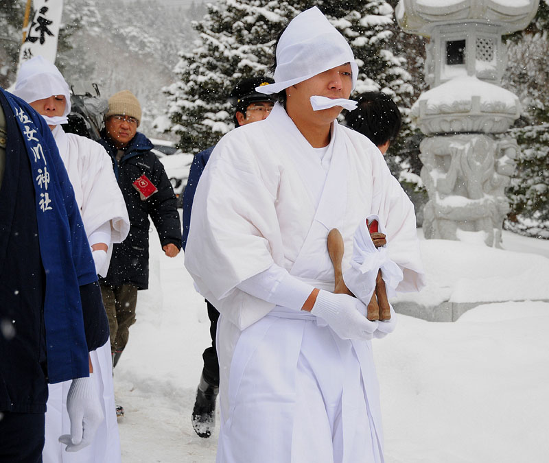 3年目稲荷の神の御神体を持つ村上駿弥さん