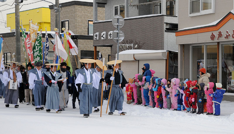 みそぎ行列を出迎えるかわいい町民たち